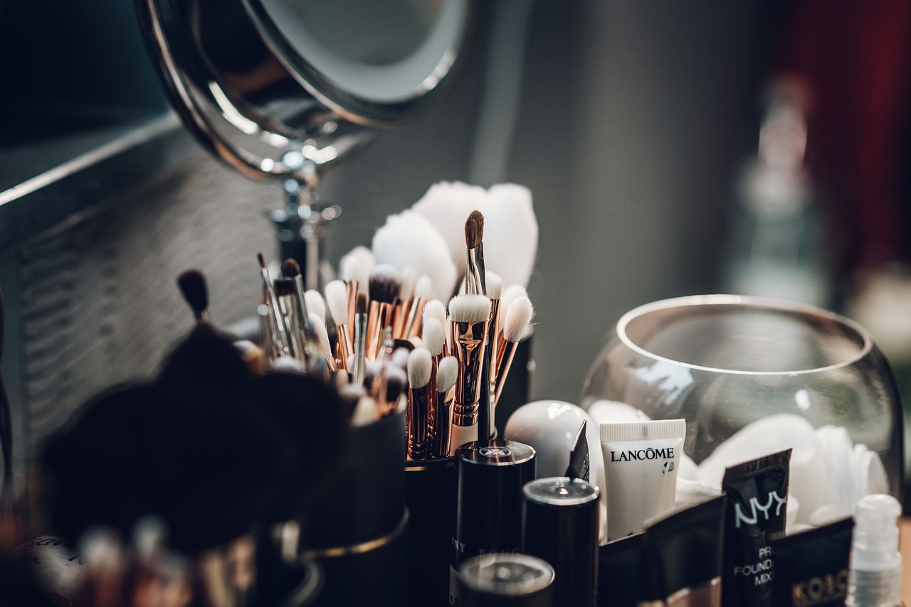 découvrez les dernières tendances maquillage pour 2023 ! des astuces, techniques et produits incontournables pour sublimer votre beauté au quotidien. restez à la pointe de la mode avec nos conseils expert.