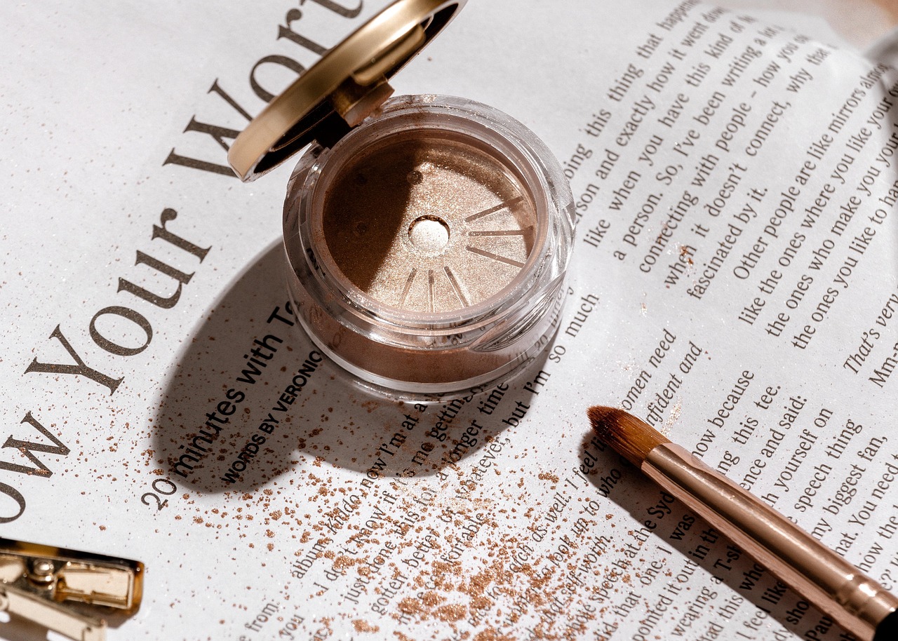 découvrez les dernières tendances en maquillage pour sublimer votre beauté ! du maquillage naturel aux looks audacieux, explorez les astuces et techniques incontournables pour rester à la pointe de la mode.
