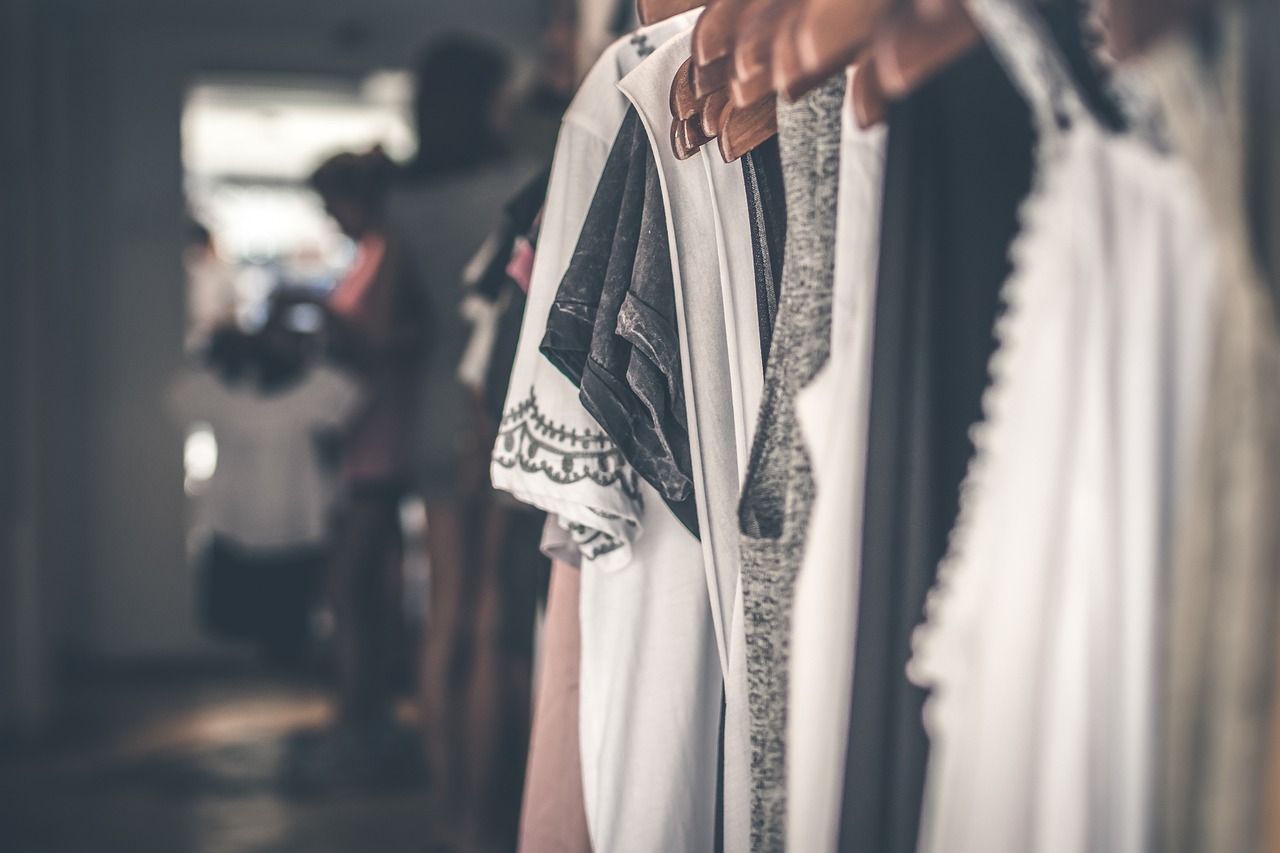 d&eacute;couvrez les tendances mode 2025 : couleurs, styles et accessoires incontournables pour rester &agrave; la pointe de la fashion cette ann&eacute;e.